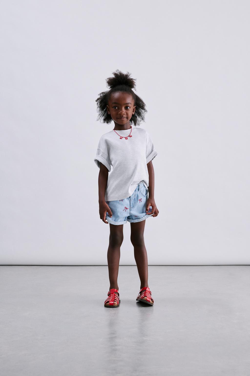 ДЖИНСОВЫЕ БЕРМУДЫ MOM FIT С ВЫШИВКОЙ