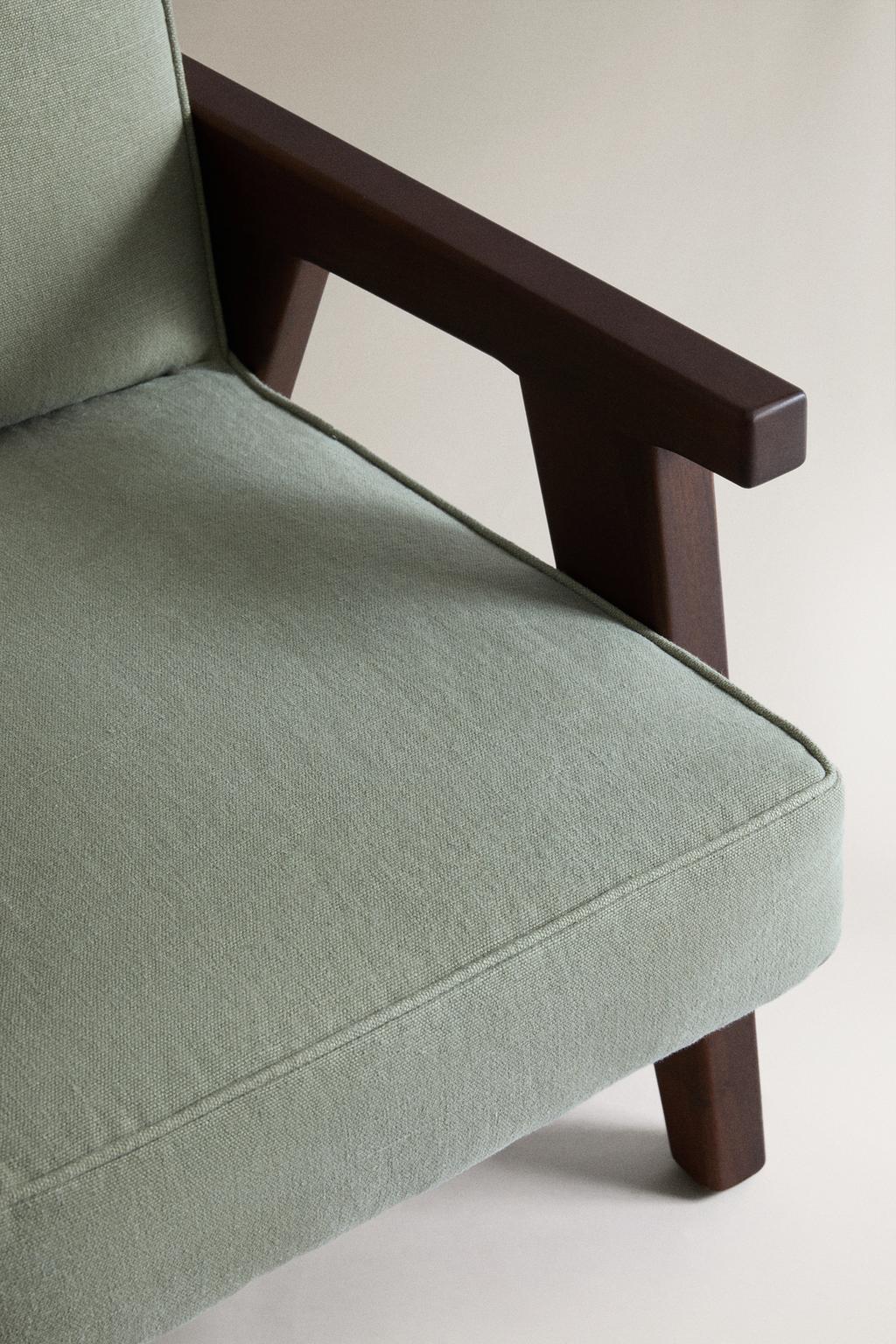 Акцентное кресло с обивкой из льна и деревянными подлокотниками из ореха zara home by blasco