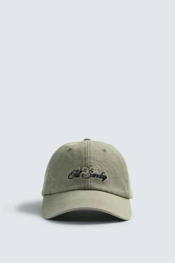 КЕПКА С ВЫШИТОЙ НАДПИСЬЮ И ЭФФЕКТОМ ПОТЕРТОСТИ