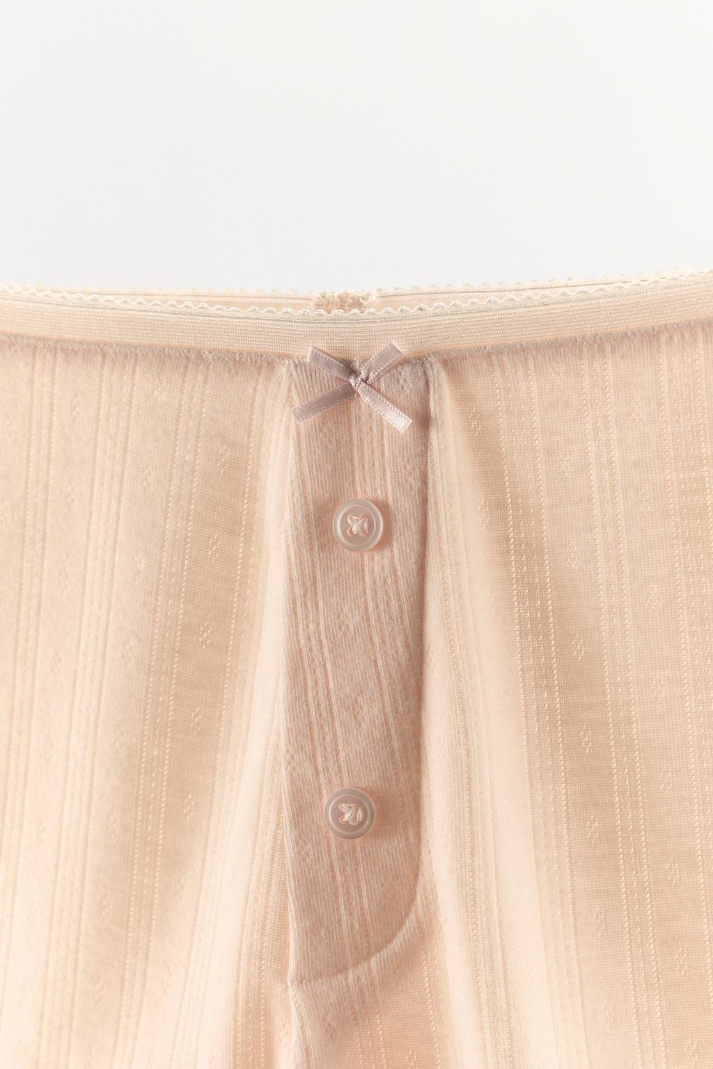 ШОРТЫ ИЗ АЖУРНОГО ТРИКОТАЖА С БАНТОМ И ПУГОВИЦАМИ