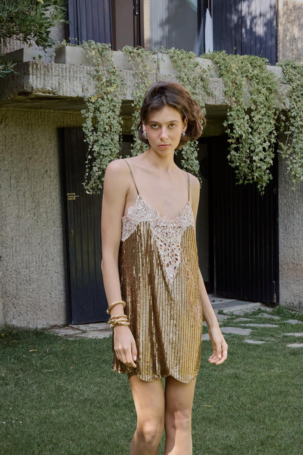 МИНИ-ПЛАТЬЕ С ПАЙЕТКАМИ И КРУЖЕВОМ