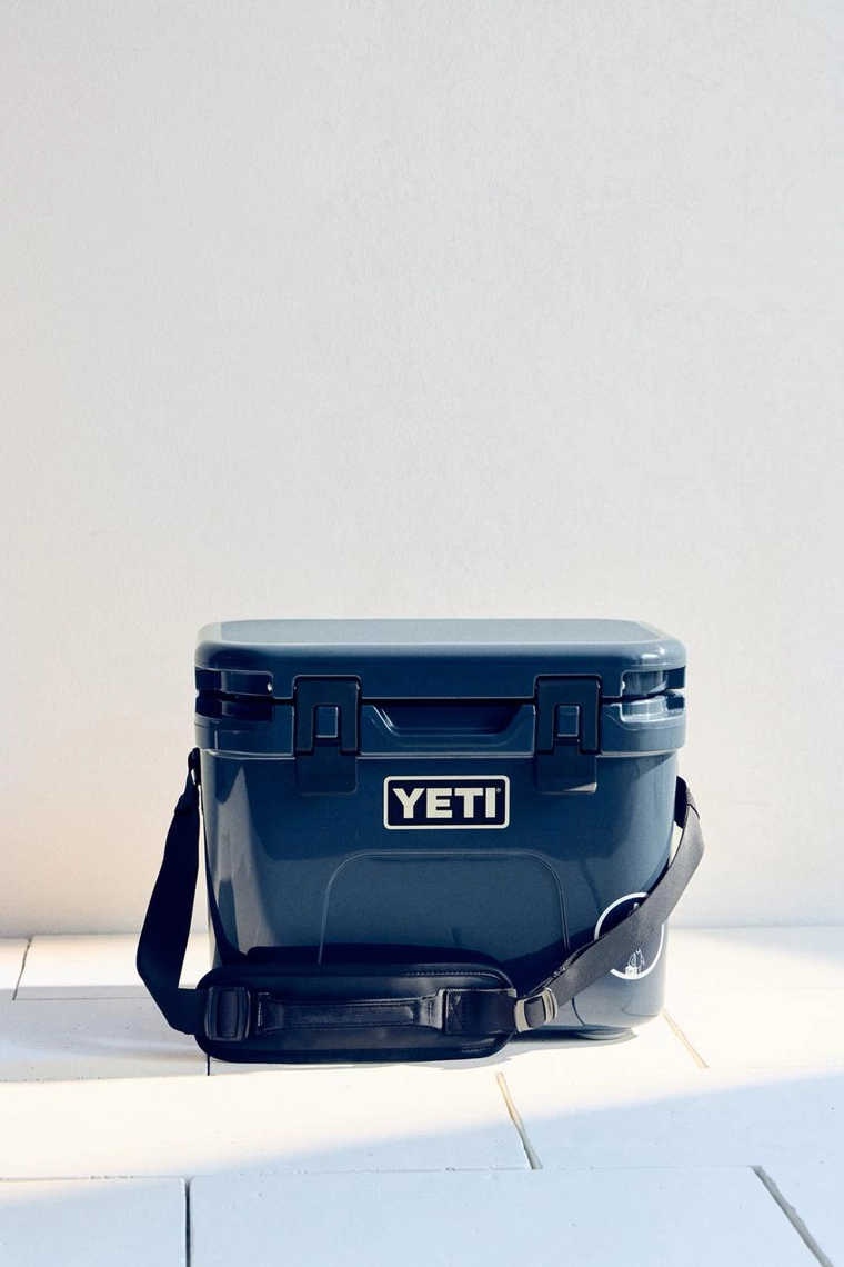 Маленький жёсткий холодильник yeti