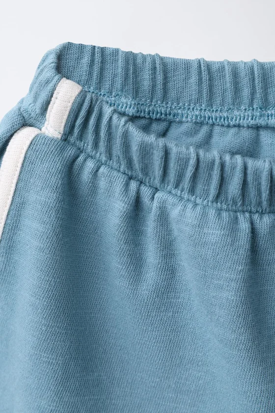 КОМПЛЕКТ ИЗ ФУТБОЛКИ И ШОРТОВ С НАДПИСЬЮ