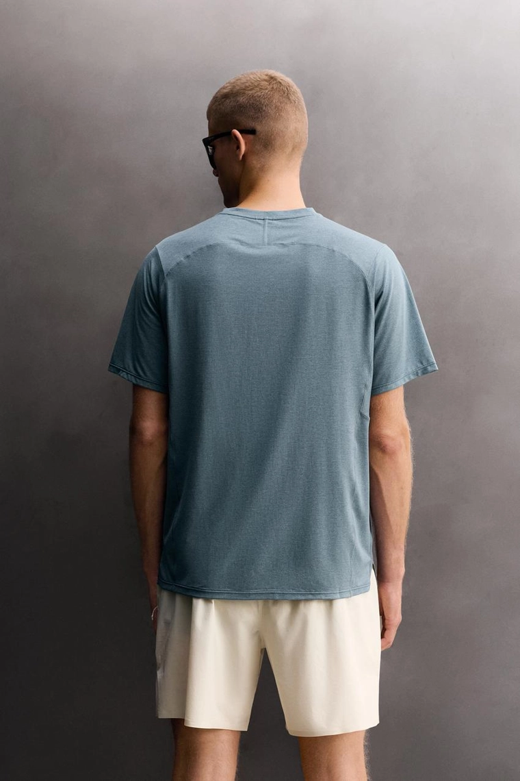 ТЕХНИЧЕСКАЯ ФУТБОЛКА С РЕЛЬЕФНОЙ ТЕКСТУРОЙ