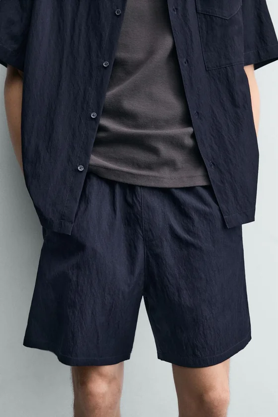 СТРУЯЩИЕСЯ ШОРТЫ RELAXED FIT