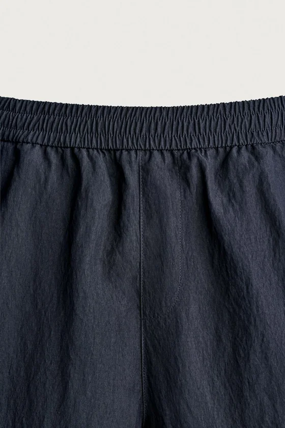 СТРУЯЩИЕСЯ ШОРТЫ RELAXED FIT