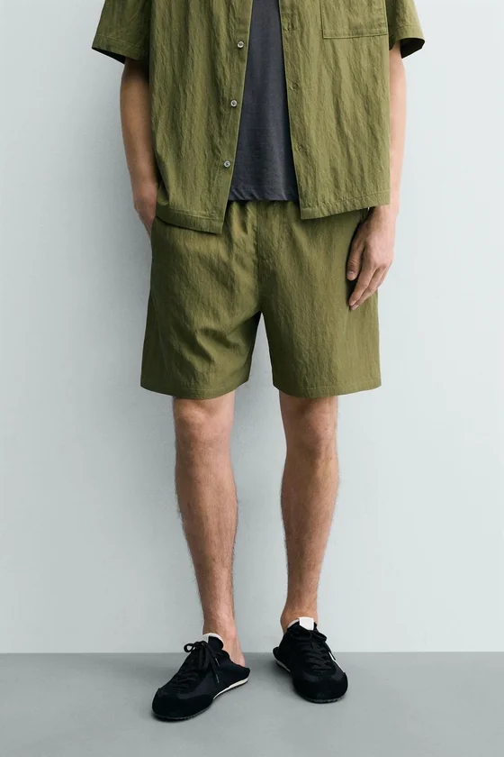 СТРУЯЩИЕСЯ ШОРТЫ RELAXED FIT