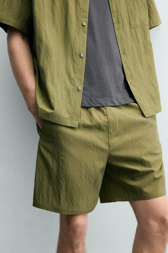 СТРУЯЩИЕСЯ ШОРТЫ RELAXED FIT