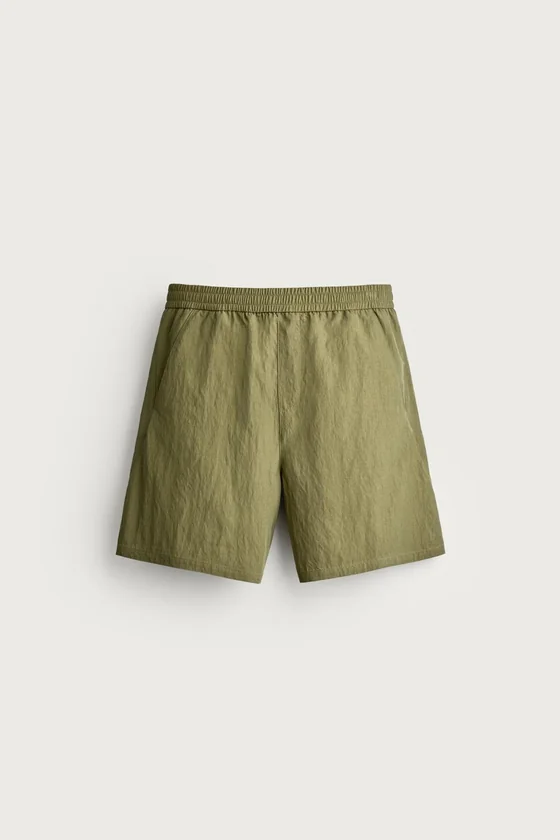 СТРУЯЩИЕСЯ ШОРТЫ RELAXED FIT