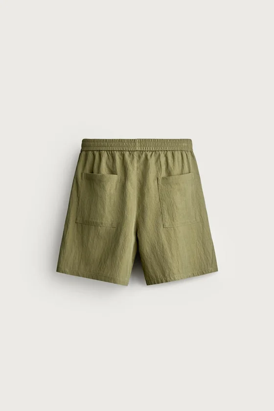 СТРУЯЩИЕСЯ ШОРТЫ RELAXED FIT