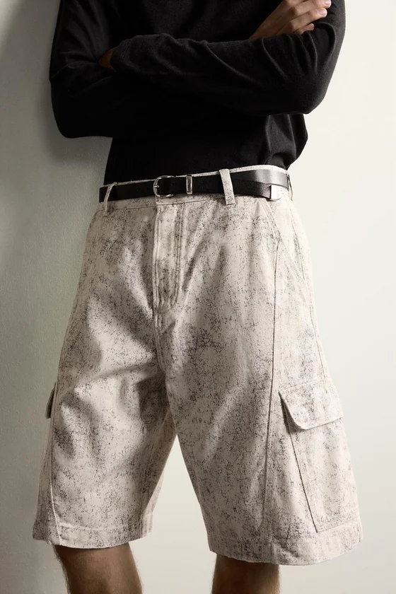 ШОРТЫ КАРГО RELAXED FIT С АБСТРАКТНЫМ ПРИНТОМ
