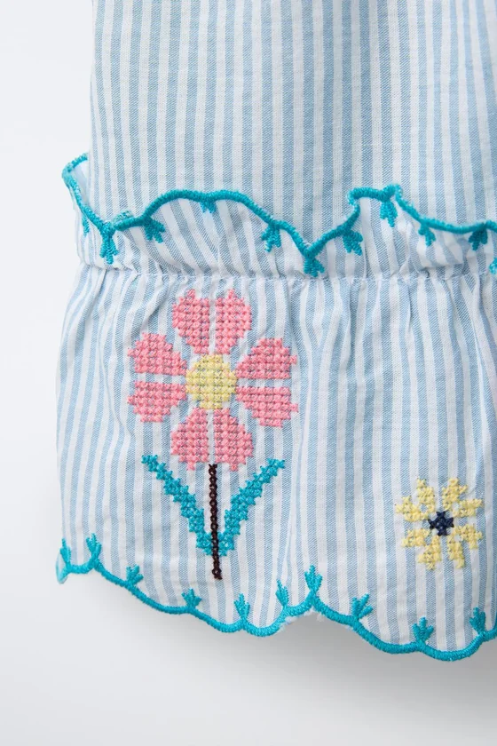 ТРИКОТАЖНОЕ ПЛАТЬЕ В ПОЛОСКУ С ВЫШИВКОЙ КРЕСТИКОМ