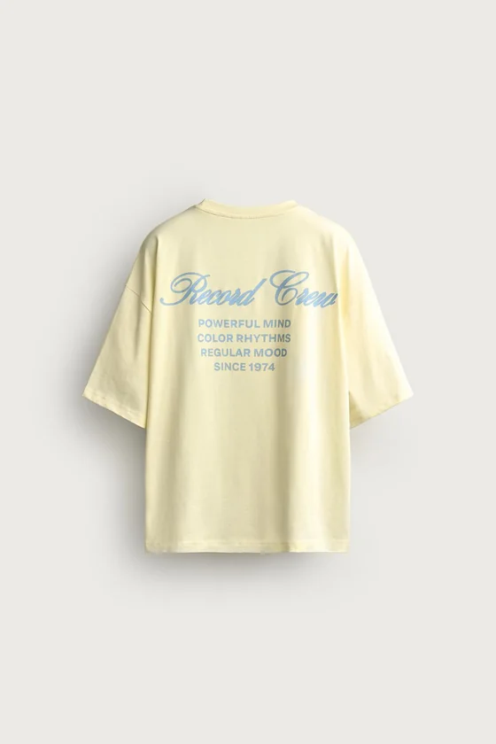 ФУТБОЛКА RELAXED FIT С КОНТРАСТНЫМИ НАШИВКАМИ