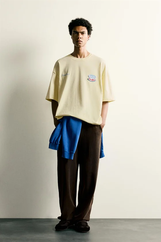 ФУТБОЛКА RELAXED FIT С КОНТРАСТНЫМИ НАШИВКАМИ