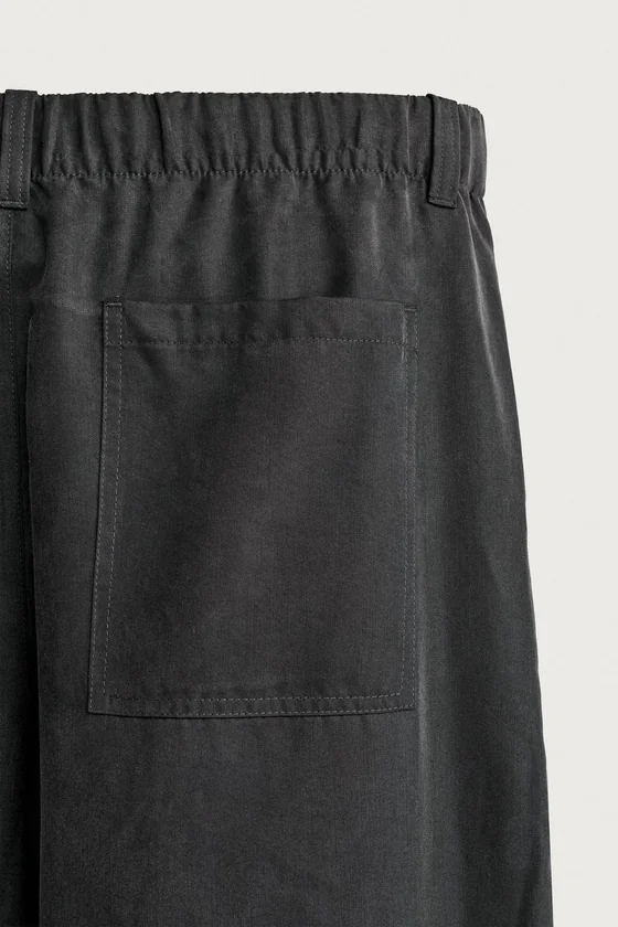 СТРУЯЩИЕСЯ БРЮКИ RELAXED FIT