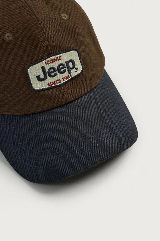 КОНТРАСТНАЯ КЕПКА С НАШИВКОЙ JEEP®
