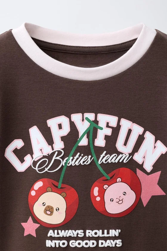ФУТБОЛКА С ПРИНТОМ CAPYFUN © «ВИШНЯ»