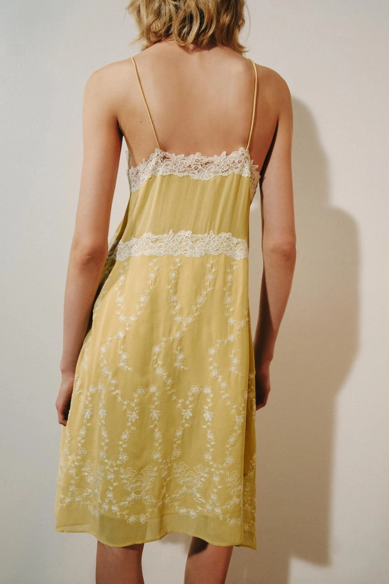 КОРОТКОЕ ПЛАТЬЕ С ВЫШИВКОЙ — коллекция Zara «ZW»