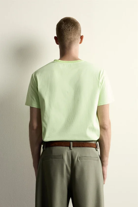 ФУТБОЛКА RELAXED FIT С КОНТРАСТНЫМ ВЫРЕЗОМ