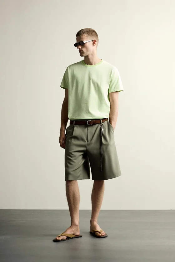 ФУТБОЛКА RELAXED FIT С КОНТРАСТНЫМ ВЫРЕЗОМ