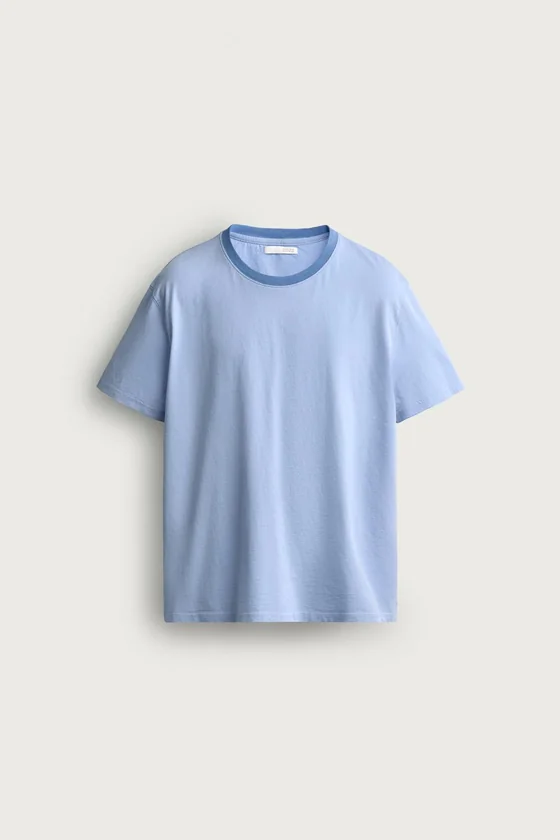 ФУТБОЛКА RELAXED FIT С КОНТРАСТНЫМ ВЫРЕЗОМ