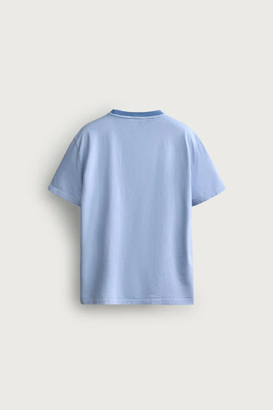 ФУТБОЛКА RELAXED FIT С КОНТРАСТНЫМ ВЫРЕЗОМ