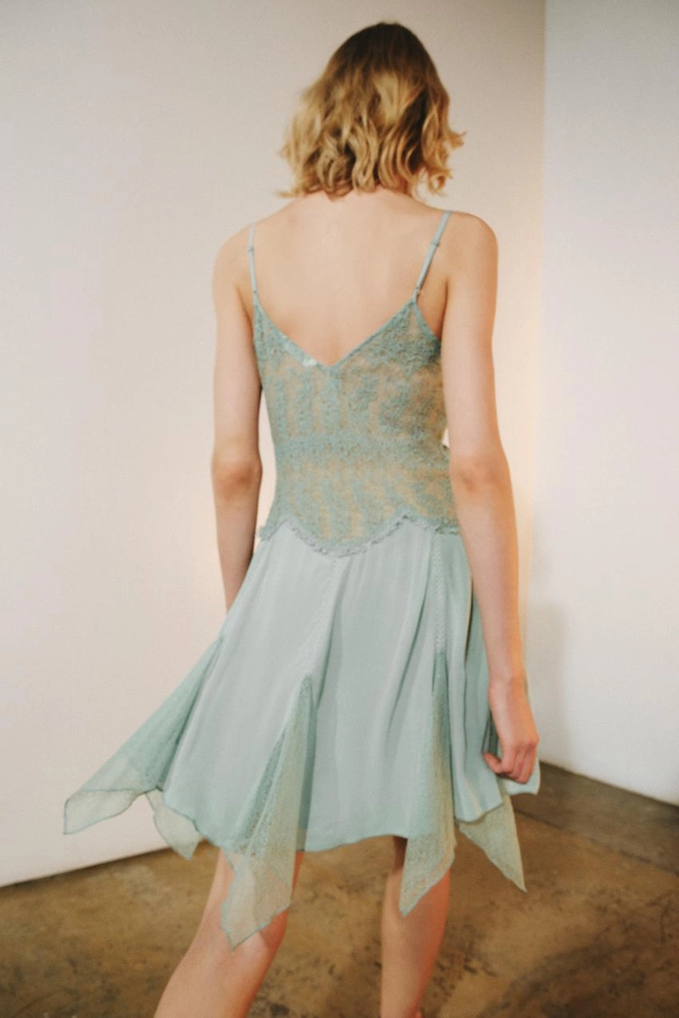 КОРОТКОЕ ПЛАТЬЕ С КРУЖЕВОМ — коллекция Zara «ZW»
