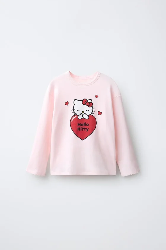 2-6 ЛЕТ/ПИЖАМА С ПРИНТОМ HELLO KITTY ©