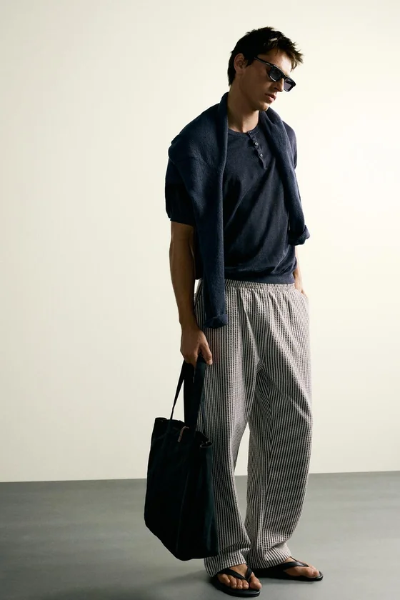 КОНТРАСТНЫЕ БРЮКИ RELAXED FIT ИЗ ТКАНИ СЕЕРСАКЕР