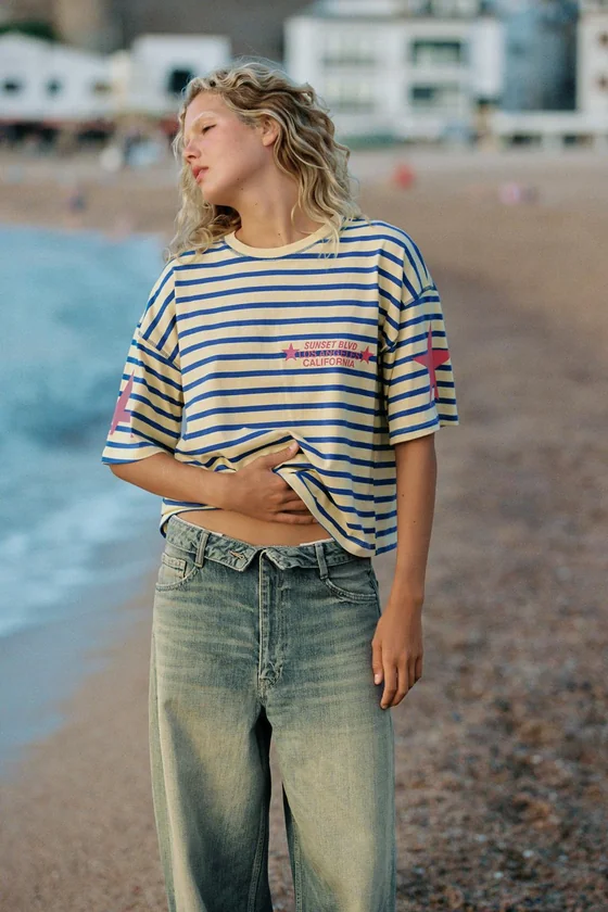 ФУТБОЛКА OVERSIZE В ПОЛОСКУ С НАДПИСЬЮ