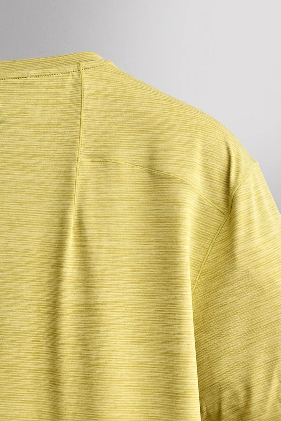 ТЕХНОЛОГИЧНАЯ ФУТБОЛКА В ПОЛОСКУ JACQUARD