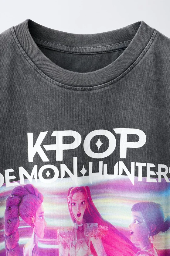 ФУТБОЛКА С ЭФФЕКТОМ ПОТЕРТОСТИ KPOP DEMON HUNTERS™ NETFLIX ©