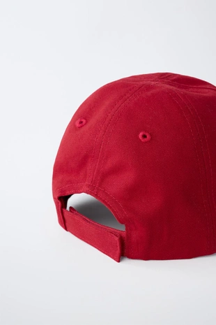 Кепка в стиле Varsity с вышивкой