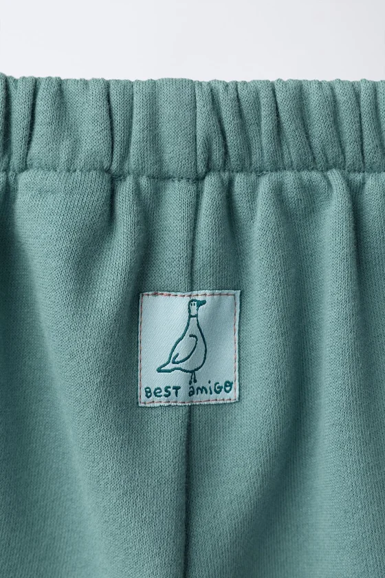 БРЮКИ WIDE LEG ИЗ МЯГКОЙ ТКАНИ С НАШИВКОЙ
