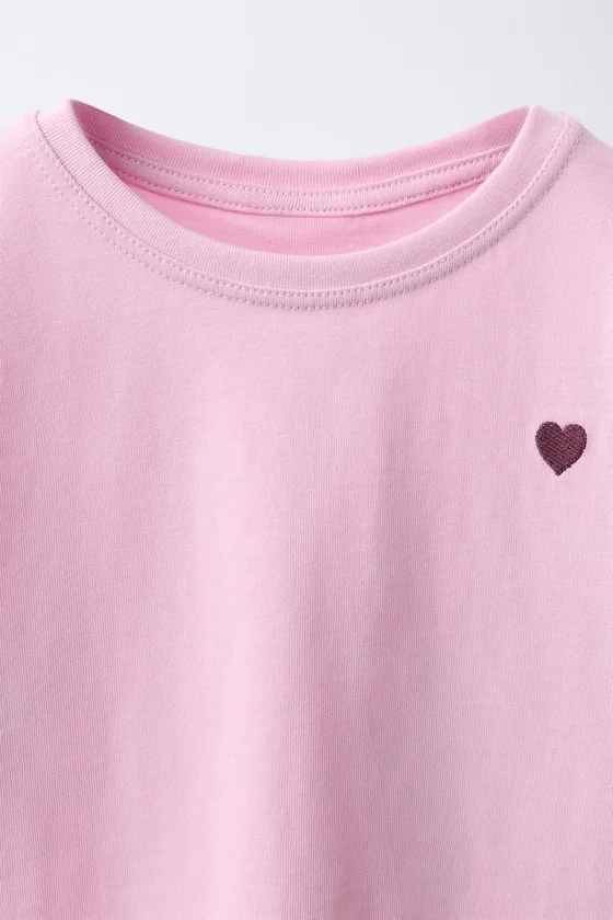 ОДНОТОННАЯ ФУТБОЛКА С ВЫШИВКОЙ «СЕРДЦЕ»