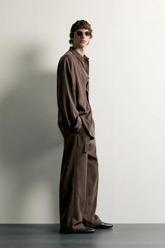 БРЮКИ RELAXED FIT ИЗ СТРУЯЩЕЙСЯ ТКАНИ С РЕМНЕМ