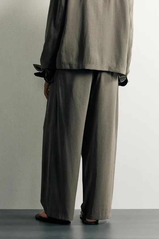 БРЮКИ RELAXED FIT СО СКЛАДКАМИ