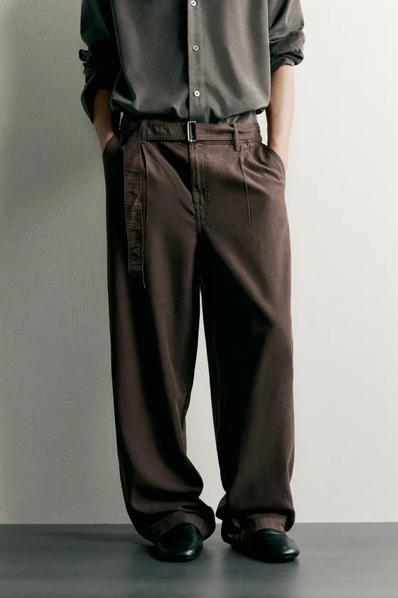 БРЮКИ RELAXED FIT СО СКЛАДКАМИ И РЕМНЕМ