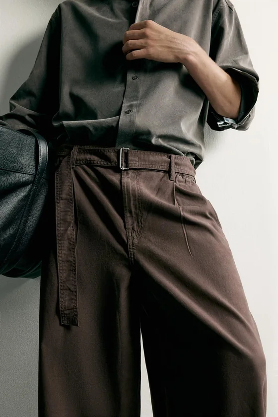 БРЮКИ RELAXED FIT СО СКЛАДКАМИ И РЕМНЕМ