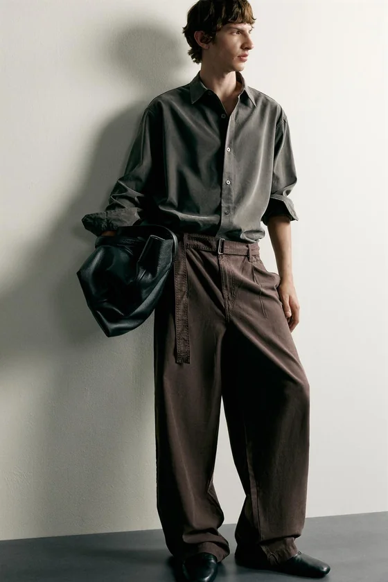 БРЮКИ RELAXED FIT СО СКЛАДКАМИ И РЕМНЕМ