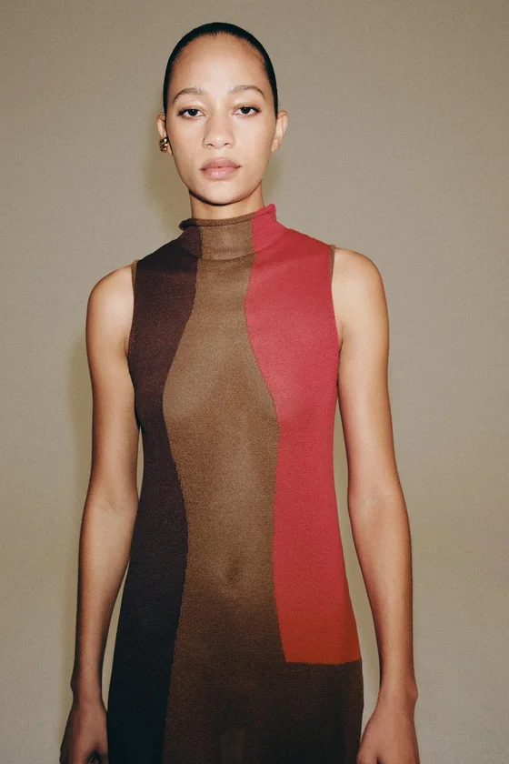 ТРИКОТАЖНОЕ ПЛАТЬЕ В СТИЛЕ COLOR BLOCK