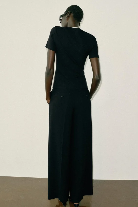 ФУТБОЛКА С КОНТРАСТНОЙ ОТДЕЛКОЙ И ПУГОВИЦАМИ