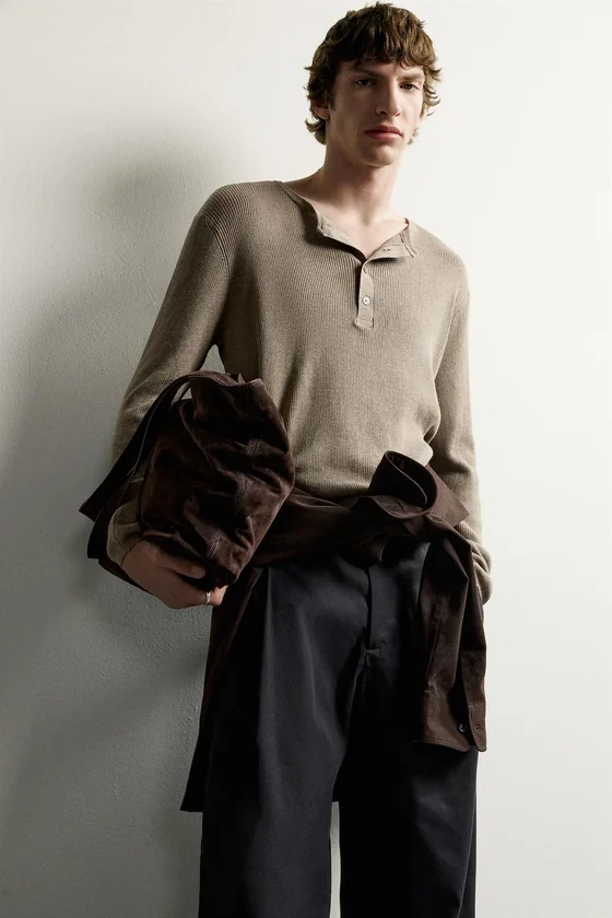 ТРИКОТАЖНАЯ ФУТБОЛКА С ВОРОТНИКОМ-СТОЙКОЙ