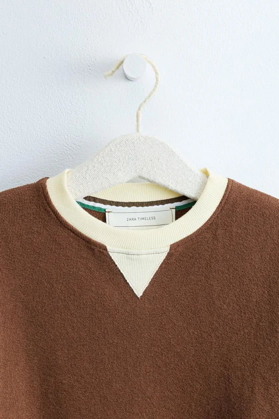 ZARA TIMELESS — ФУТБОЛКА С КОНТРАСТНЫМ ВОРОТНИКОМ