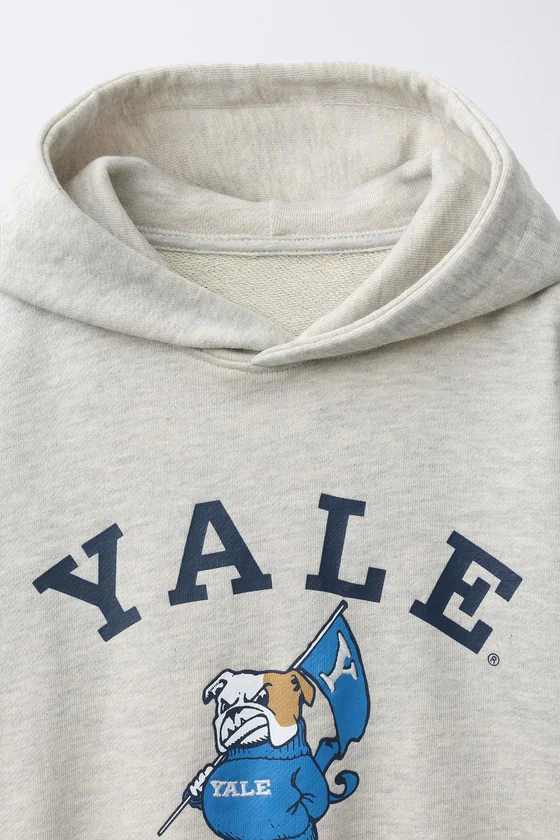 ХУДИ С ПРИНТОМ YALE™