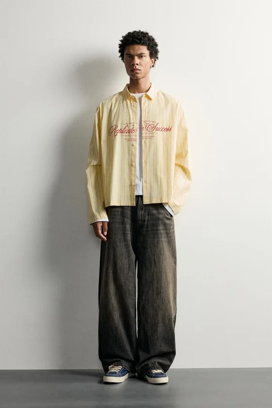 РУБАШКА В ПОЛОСКУ С ТЕКСТОМ BOXY FIT