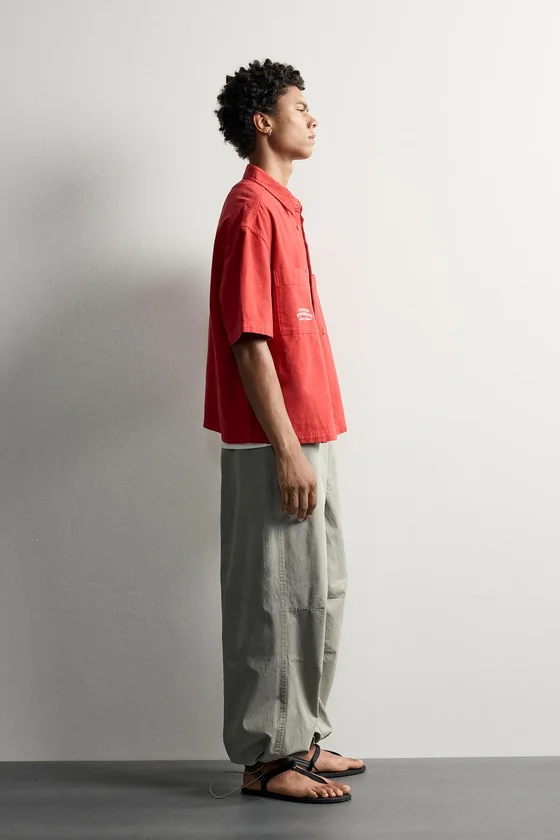 РУБАШКА RELAXED FIT С КОНТРАСТНЫМ ПРИНТОМ