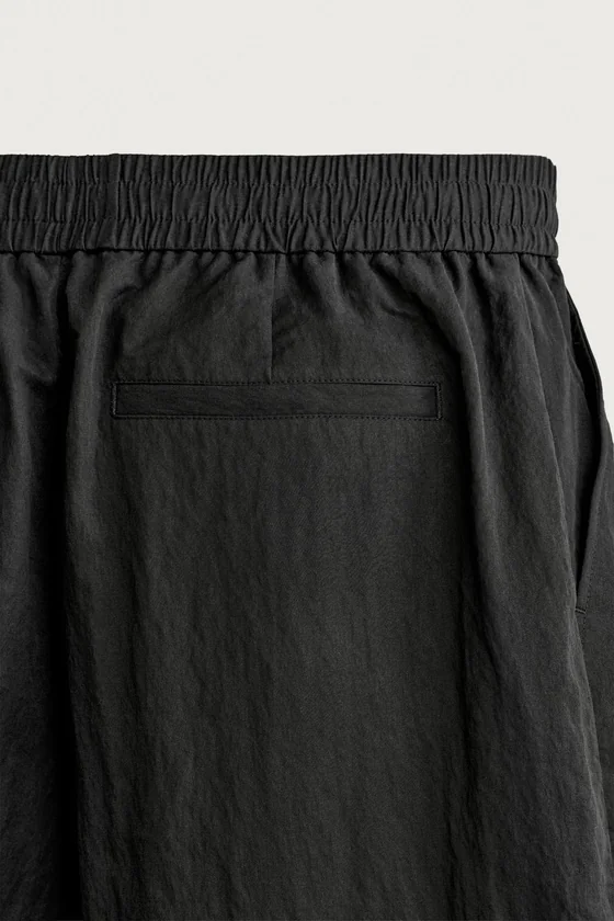 ШОРТЫ RELAXED FIT ИЗ СТРУЯЩЕЙСЯ ТКАНИ СО СКЛАДКАМИ