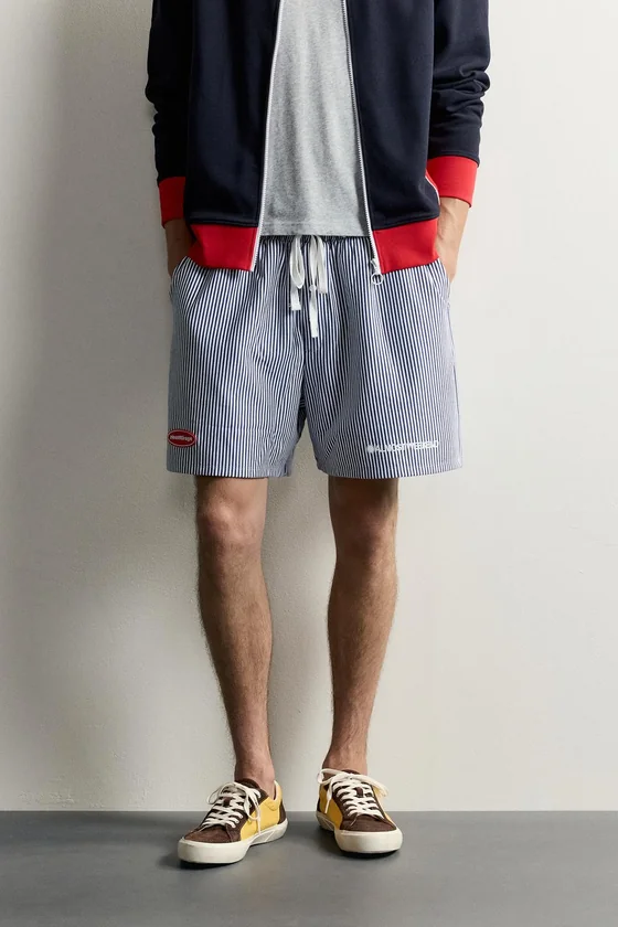 ШОРТЫ RELAXED FIT В ПОЛОСКУ С НАШИВКАМИ