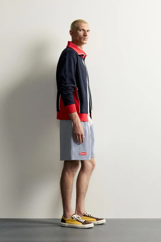 ШОРТЫ RELAXED FIT В ПОЛОСКУ С НАШИВКАМИ
